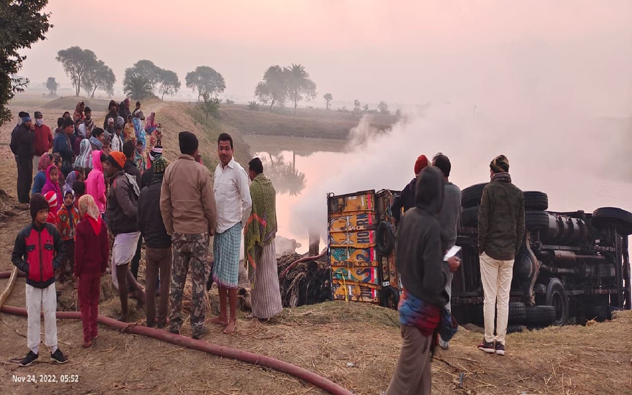 पाकुड़ के हिरणपुर में पटुआ लदे ट्रक में लगी भीषण आग, लाखों का हुआ नुकसान