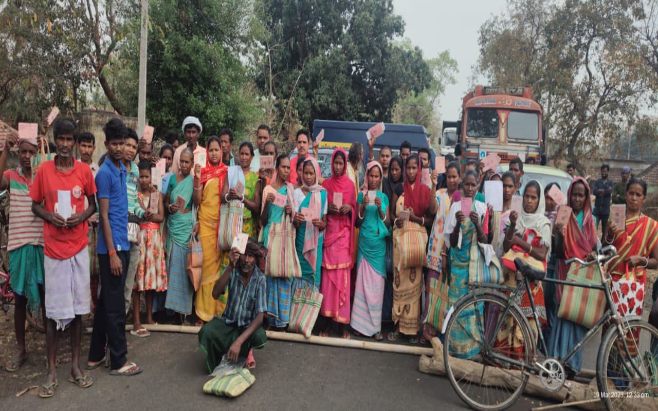 झारखंड : संताल के कई गांवों के लाभुकों को जनवरी से नहीं मिल रहा राशन, गुस्साए लोगों ने किया सड़क जाम