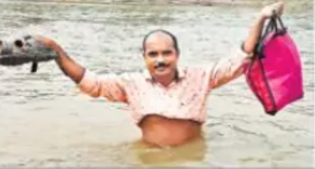 पाकुड़ के टीचर सुरेश प्रसाद का शिक्षा के प्रति गजब का जुनून, हर रोज नदी पार कर जाते हैं बच्चों को पढ़ाने