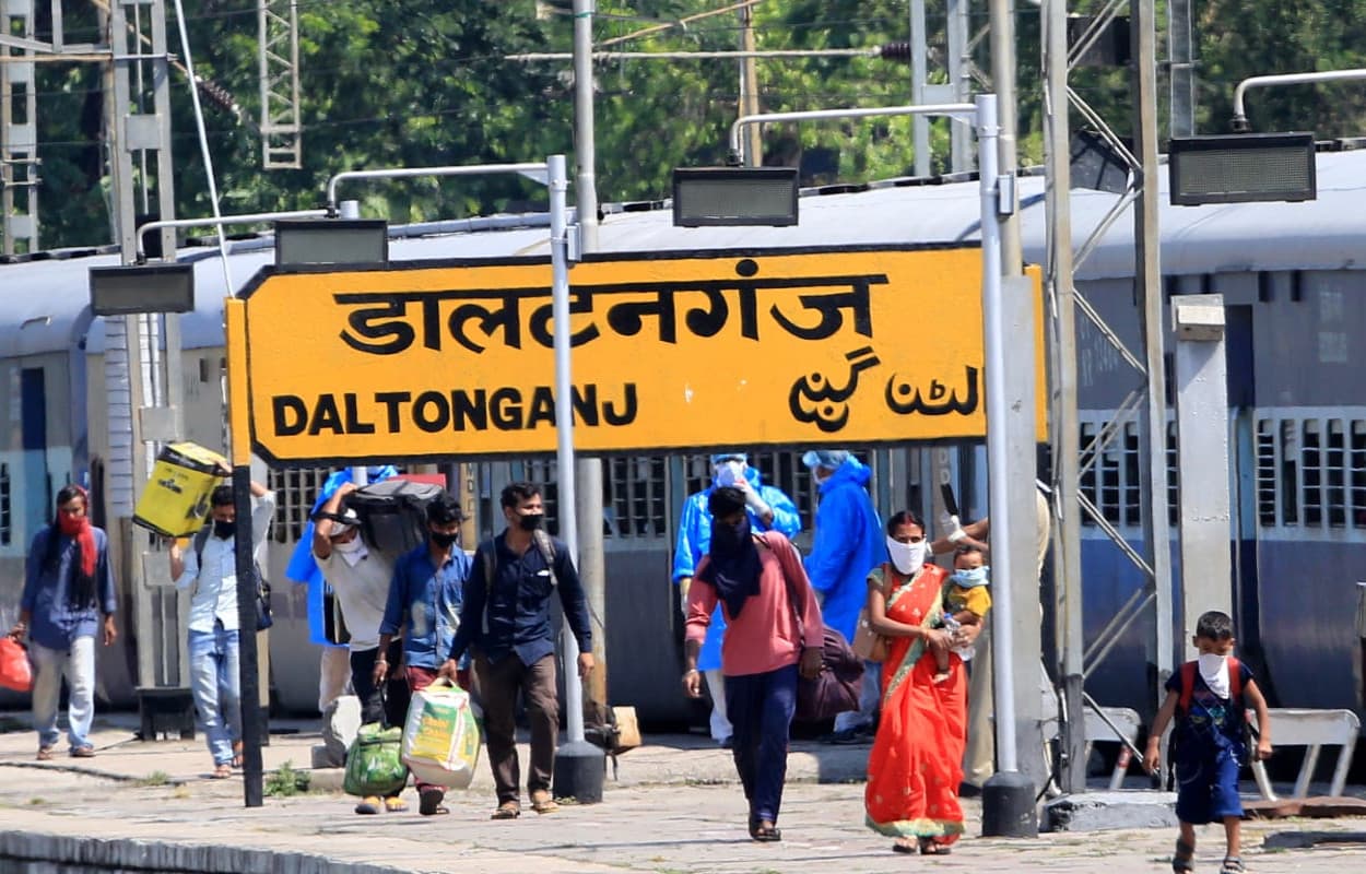 श्रमिक स्पशेल ट्रेन से जालंधर से 1188 मजदूर पहुंचे डालटनगंज, घर वापसी पर खिल उठे चेहरे