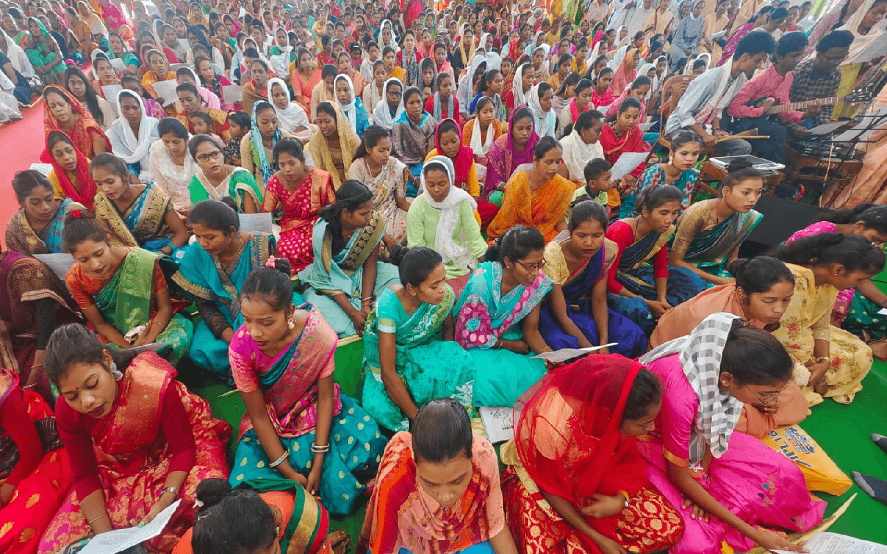 Photos: पलामू में ईसाई समुदाय ने धूमधाम से मनाया खजूर पर्व, चर्च में की विशेष प्रार्थना