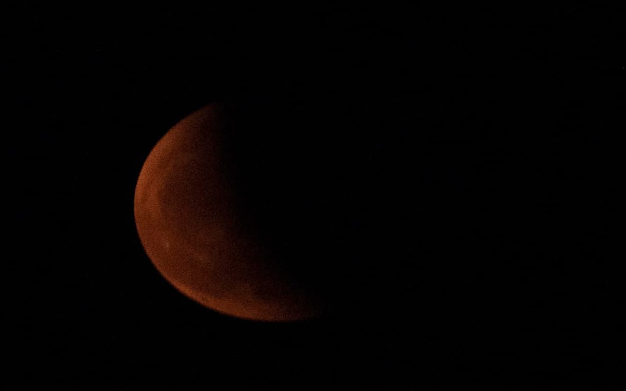 Chandra Grahan 2022: झारखंड में कुछ इस तरह से दिखा चंद्र ग्रहण, चार घंटे तक बंद रहा बाबा मंदिर का पट