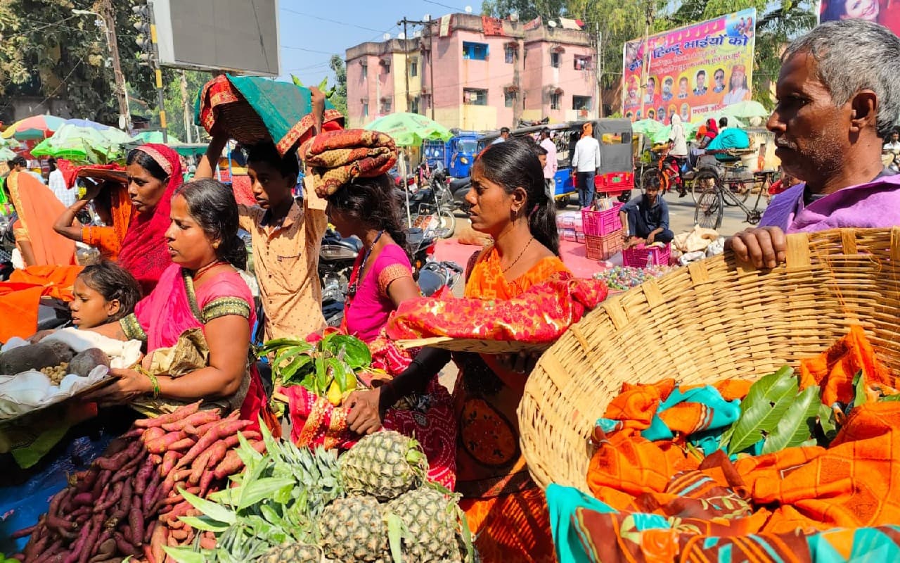 मेदिनीनगर में भीख मांग कर छठ करने की परंपरा हुई शर्मसार, जानें आपस में क्यों भिड़े लोग