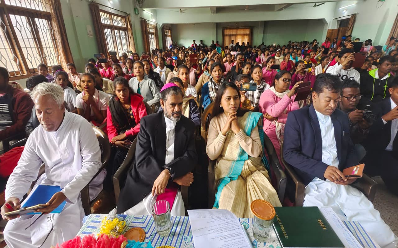 पलामू महागिरजाघर में युवा क्रिसमस मिलन समारोह, मांडर विधायक ने कहा- लक्ष्य पर अडिग रहें युवा,देखें तस्वीर