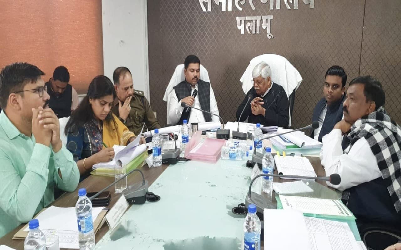 पलामू सांसद ने की विकास योजनाओं की समीक्षा, सुदूर इलाके तक में पेयजल और बिजली पहुंचाने का हुआ निर्णय