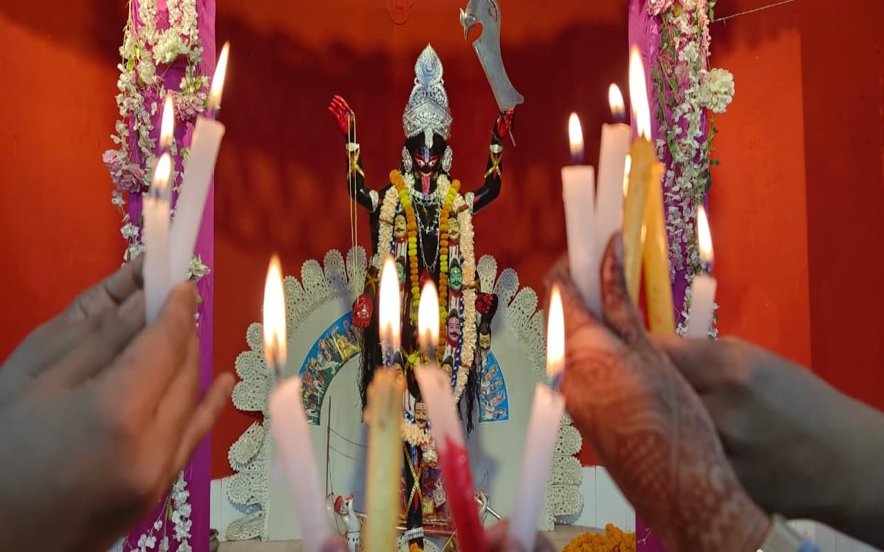Jharkhand: मेदिनीनगर के बंगीय दुर्गा बाड़ी में 108 साल से हो रही है काली पूजा, देखें तस्वीरें
