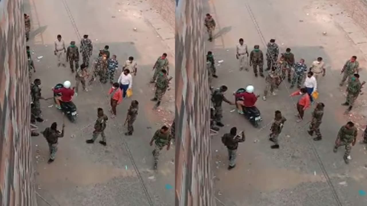 Jharkhand Mini Lockdown : बेवजह घर से बाहर निकलने पर पुलिस- प्रशासन की सख्ती, पलामू में एक स्कूटी सवार की हुई पिटाई