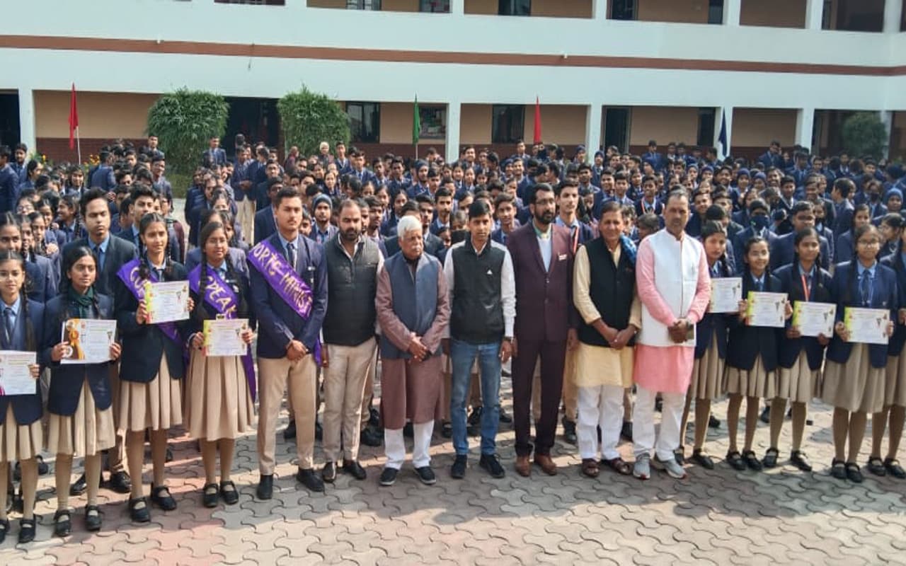 Jharkhand News: छात्रों से मिले पलामू सांसद वीडी राम,कहा-स्टूडेंट्स का आत्मविश्वास बढ़ाएगा पेंटिंग प्रतियोगिता