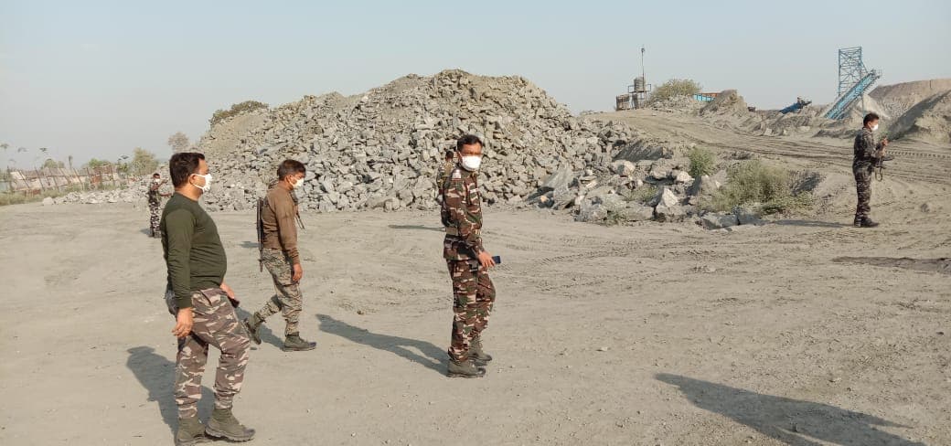 पलामू में क्रशर प्लांट पर नक्सली हमला, एक दर्जन से अधिक वाहनों को जलाया