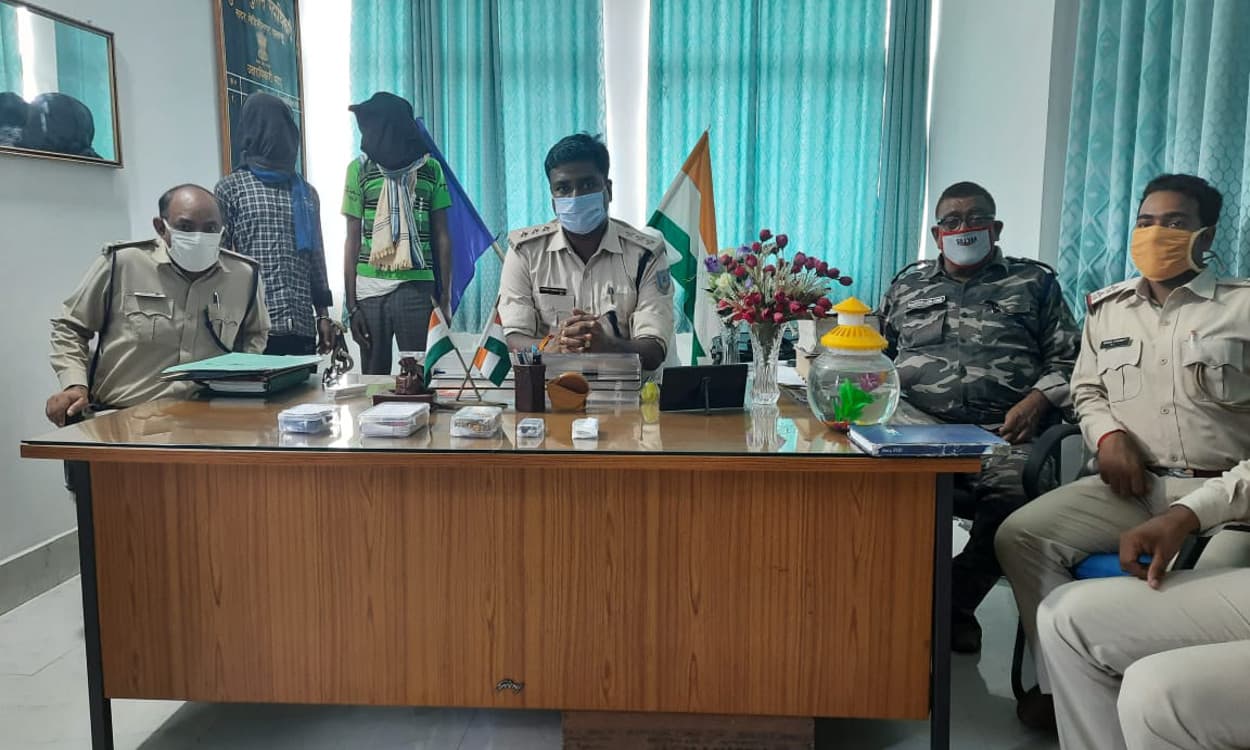 दिन में रैकी कर रात में चोरी करने वाला 2 चोर चैनपुर से गिरफ्तार, 4 गोली भी बरामद