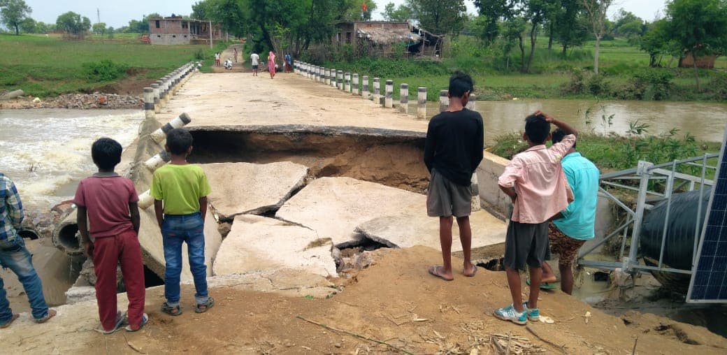 Jharkhand News : पलामू में पुलिया टूटी, नाले में बह गयी सवारी गाड़ी, मजदूरों से भरी बस का हुआ ये हाल