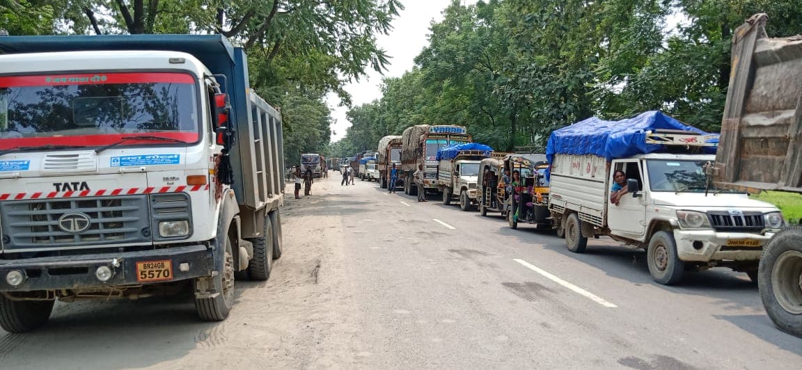Palamu News: क्रशर प्लांट में युवक की मौत के बाद मची चीख-पुकार, 5 घंटे तक थम गया एनएच-98