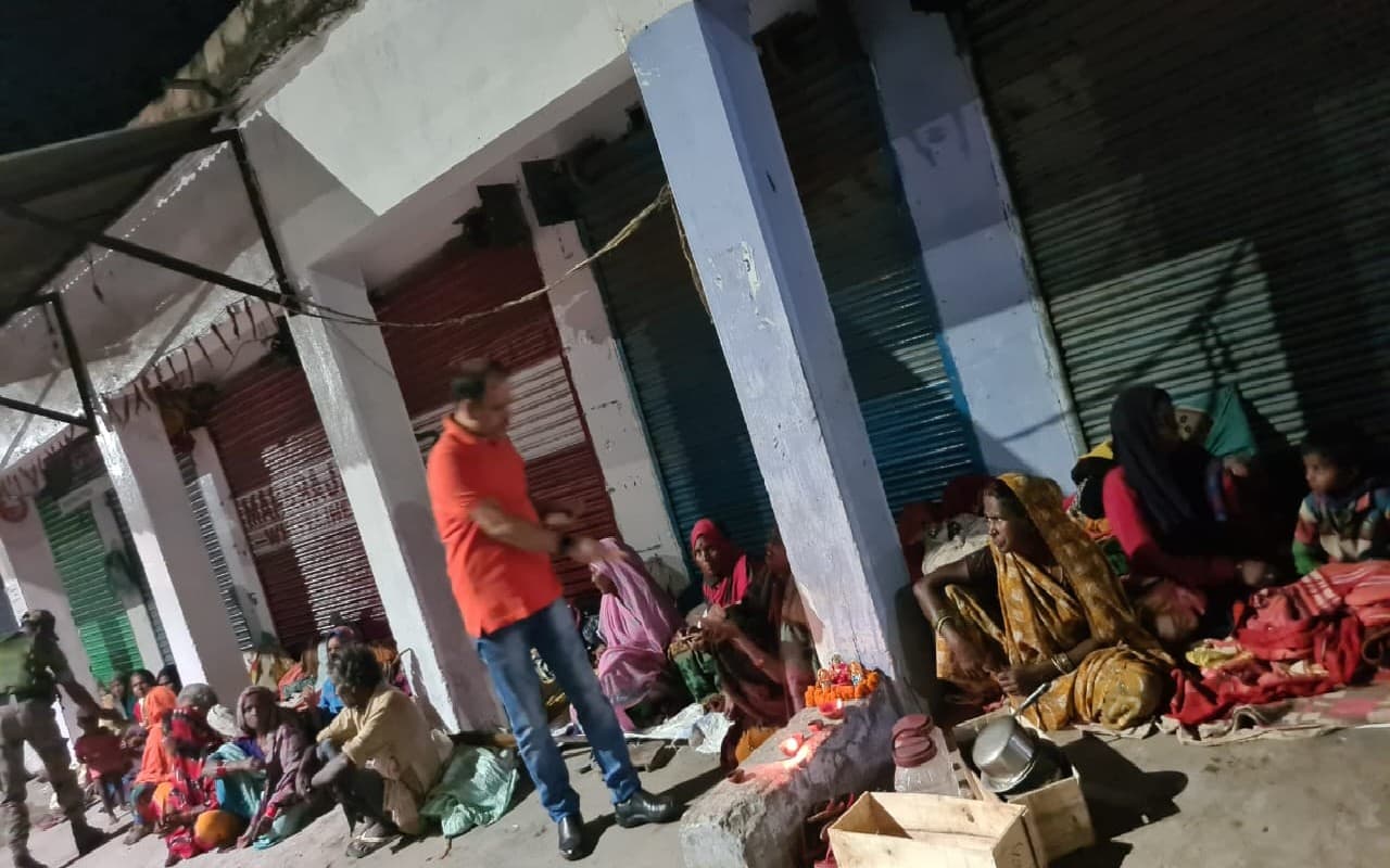 दीवाली की रात पलामू एसपी चंदन सिन्हा की दिखी दरियादिली, फूटपाथ के लोगों के बीच मिठाई के साथ बांटी खुशियां