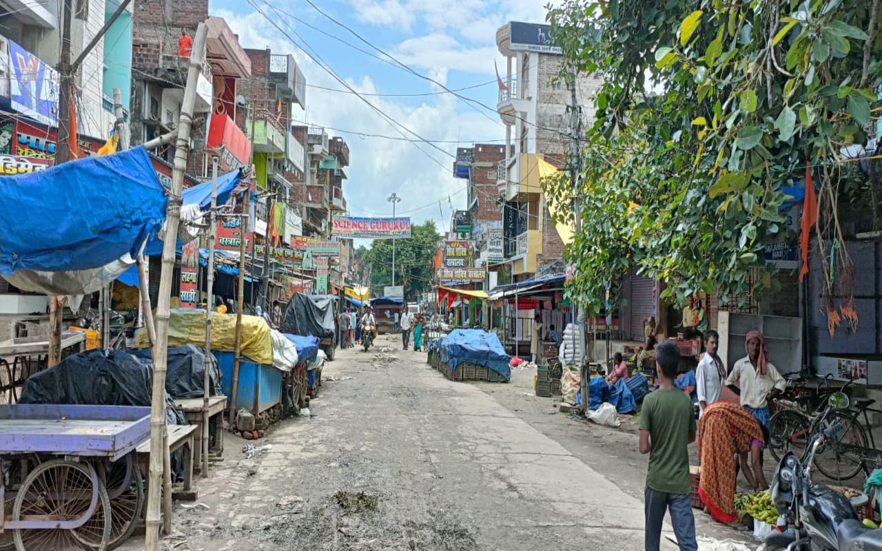मठ की जमीन कब्जा मामले के विरोध में बंद रहा पलामू का हरिहरगंज बाजार, लोगों ने दिया धरना