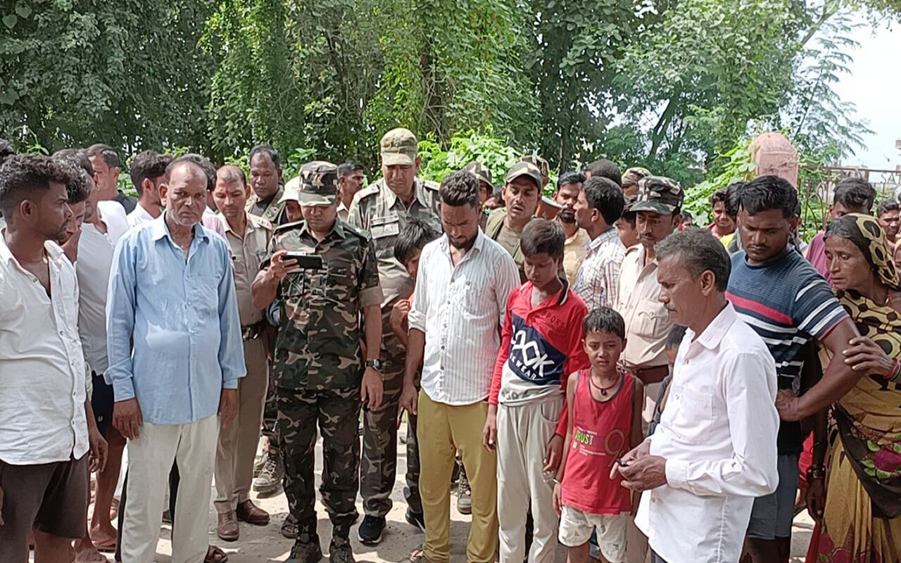पलामू हरिहरगंज में नाली से युवक की लाश बरामद, हत्या की आशंका