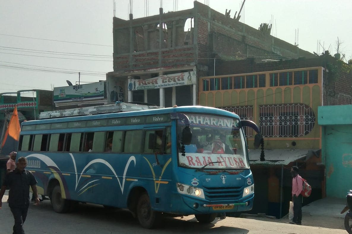 छत्तीसगढ़ से मजदूरों को लेकर झारखंड पहुंची बसें, बंगाल से खाली लौटायी गयी