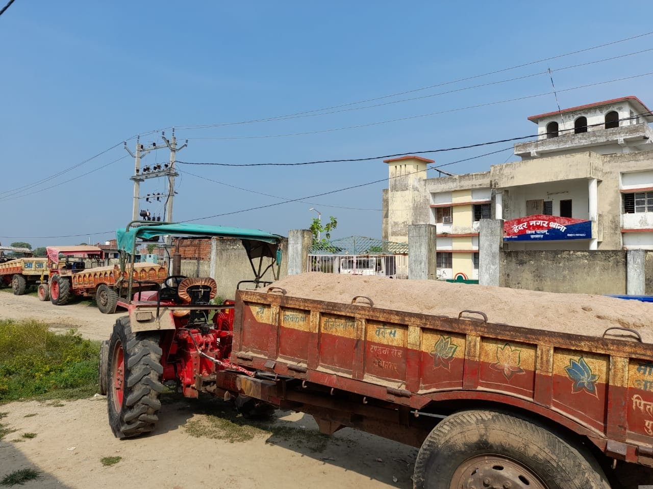 लोहरदगा में अवैध बालू खनन करने वालों में मचा हड़कंप, छापेमारी में तीन ट्रैक्टर जब्त