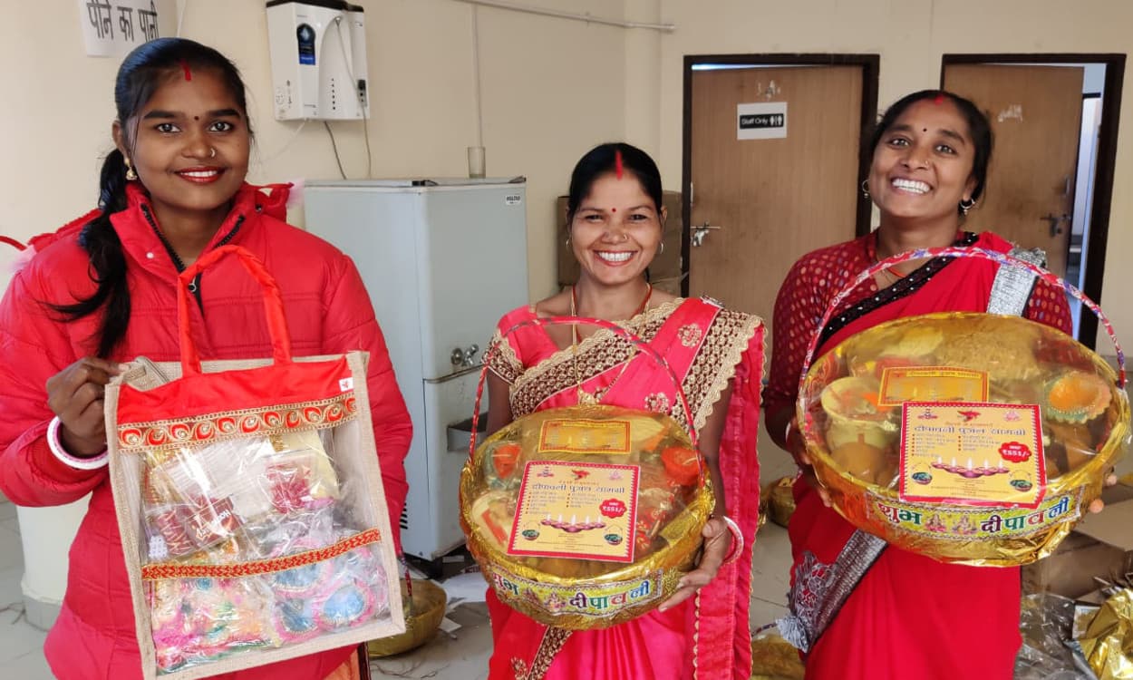 Diwali 2020 : ग्रामीण महिलाओं की पलाश दीपावली स्पेशल गिफ्ट हैंपर है आपके लिए खास, रांची के इन स्थानों में लगा है आउटलेट