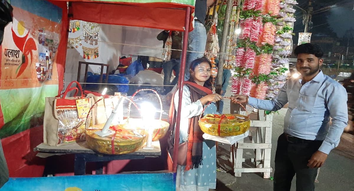 Diwali 2021: दीपावली को खास बना रहा JSLPS का पलाश, झारखंड के 96 जगहों पर खुले आउटलेट