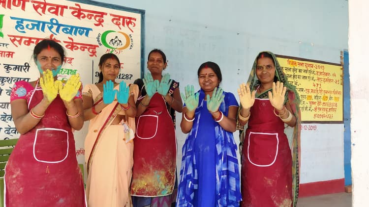 Happy Holi 2021 : हर्बल अबीर- गुलाल से सजा बाजार, ग्रामीण महिलाओं के हाथों का देखें कमाल