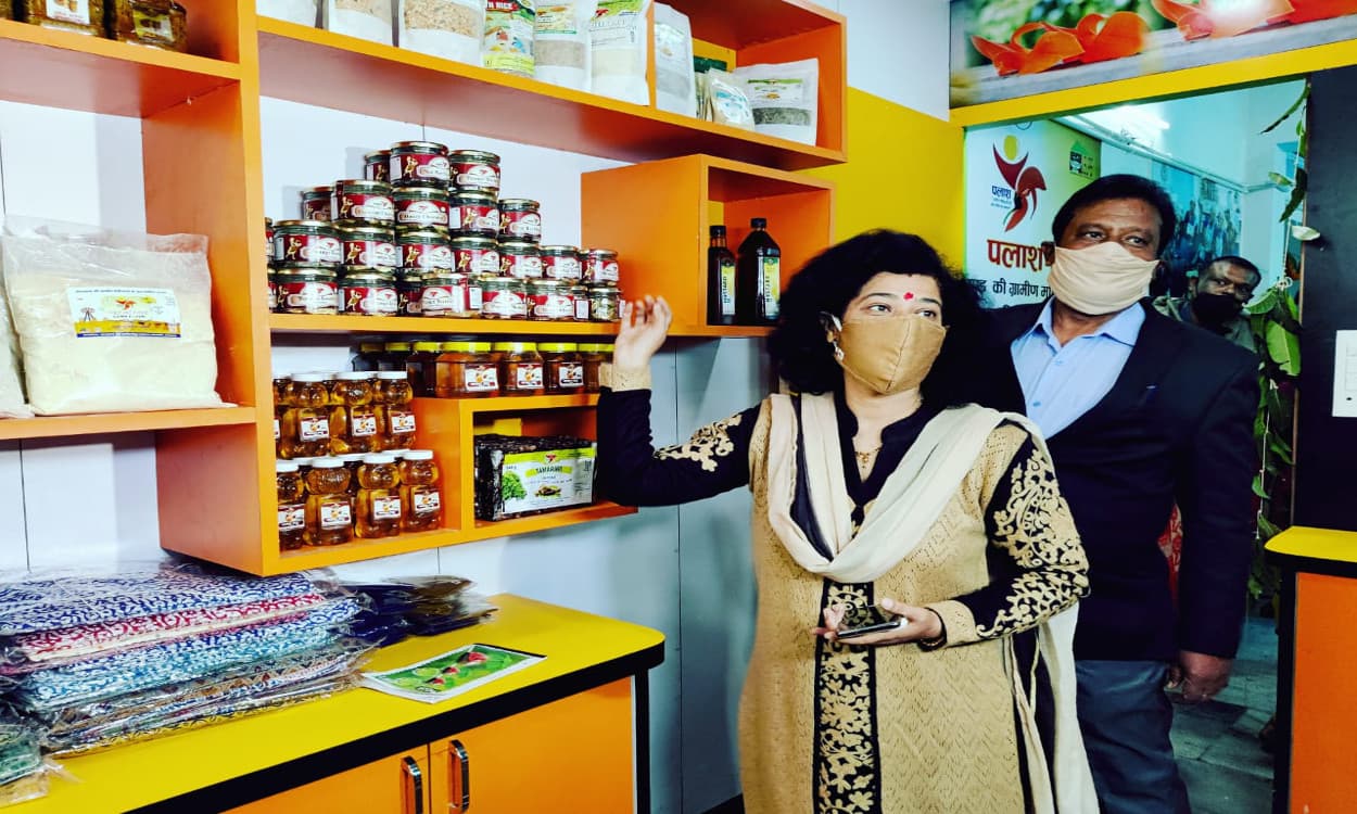 सखी मंडल की दीदियों को बाजार उपलब्ध कराता पलाश, आराधना पटनायक बोली- ग्रामीण महिलाओं को आत्मनिर्भर बनाना प्राथमिकता