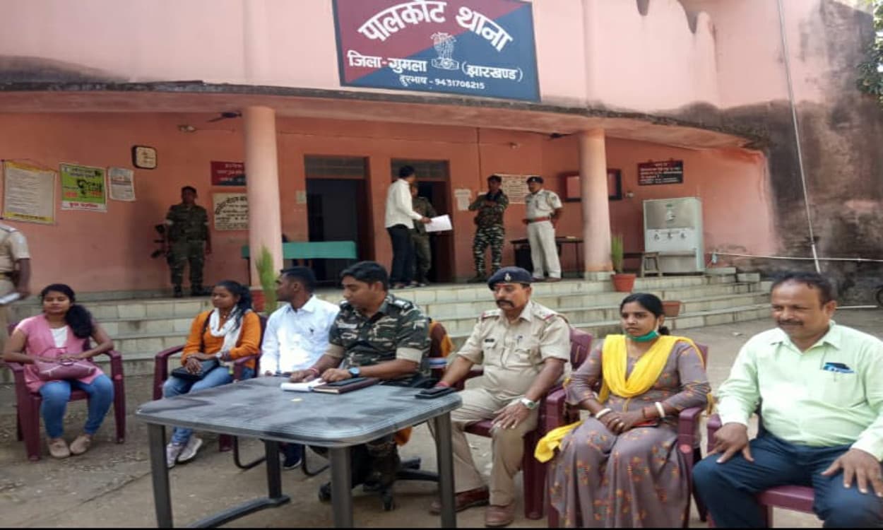 प्रभात खबर इम्पैक्ट : दिल्ली में बिकी नाबालिग सकुशल पहुंची गुमला, परिजनों के खिले चेहरे