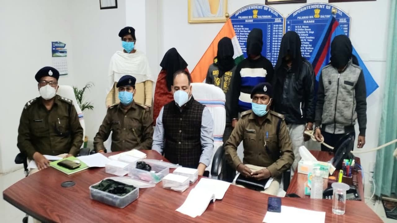 Jharkhand news: महिला सहित कोढ़ा गैंग के 5 सदस्य पलामू में गिरफ्तार, ससुर-दामाद मिलकर चलाते हैं गिरोह