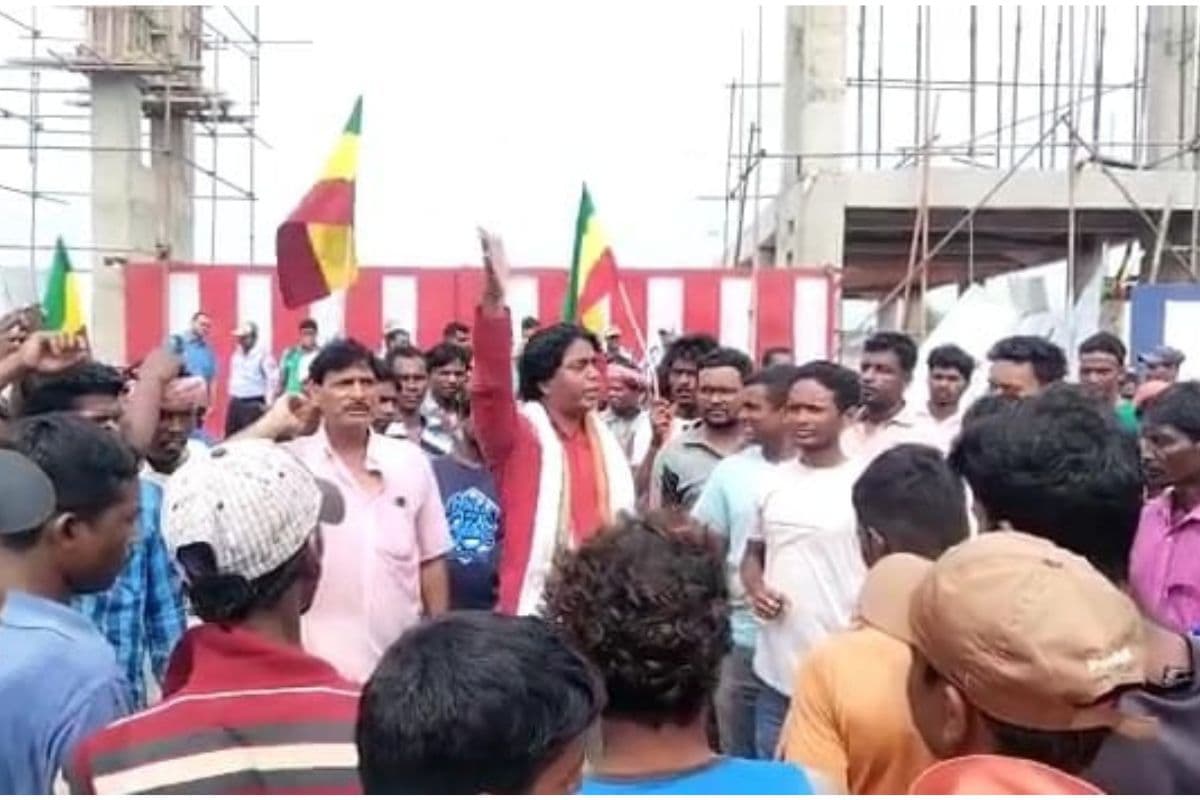 पानागढ़ में टाइल्स कारखाने के समक्ष दिसम आदिवासी गांवता समुदाय द्वारा नौकरी की मांग को लेकर प्रदर्शन