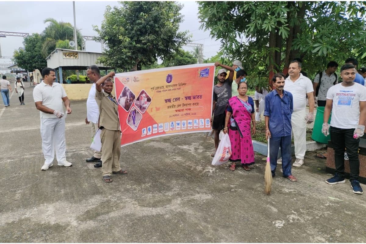 Photos : पानागढ़ में आरपीएफ द्वारा स्वच्छता अभियान चलाया गया,यात्रियों को किया गया जागरूक