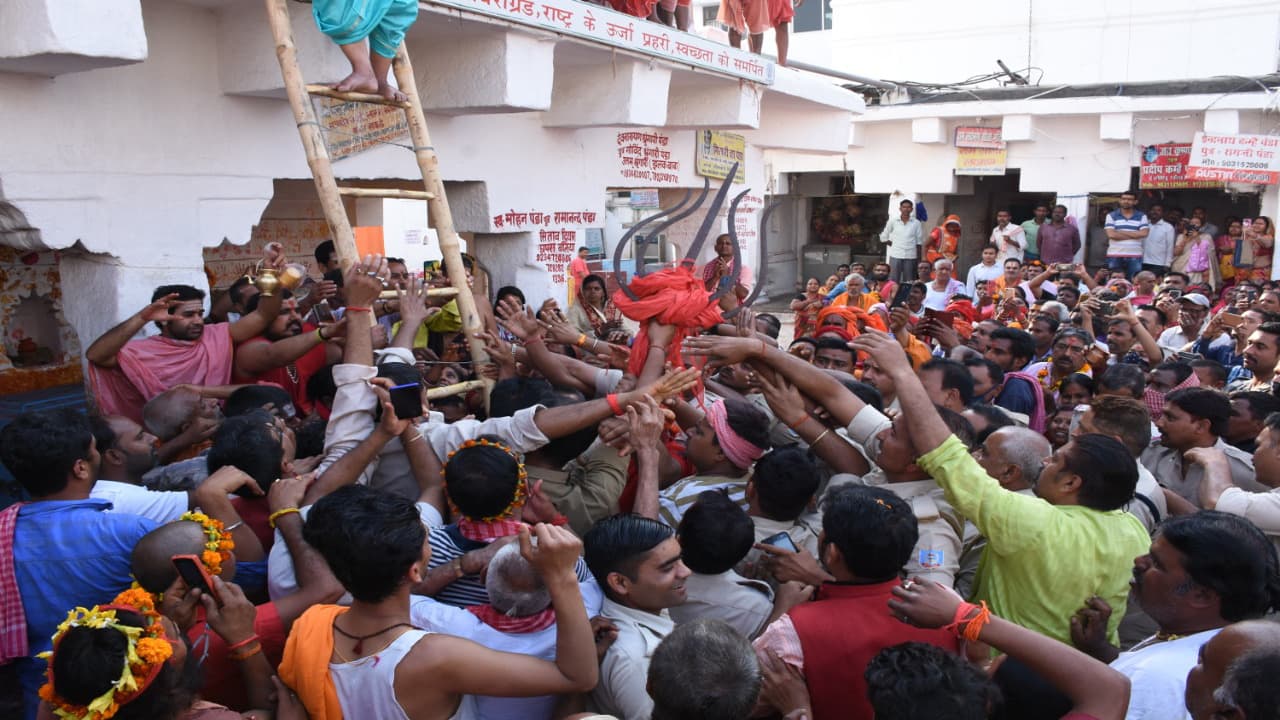 Maha Shivratri 2021 : भोले बाबा व मां पार्वती मंदिर के शिखर से उतरा पंचशूल, स्पर्श करने श्रद्धालुओं की उमड़ी भीड़, देखें Pics