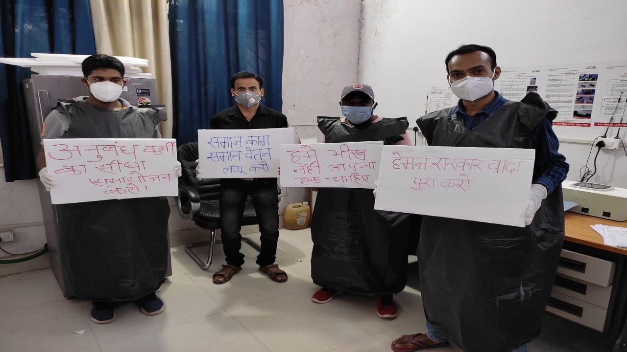 होम आइसोलेशन में नहीं जायेंगे पारा चिकित्सा कर्मी, अपनी मांगों के समर्थन में जता रहे विरोध
