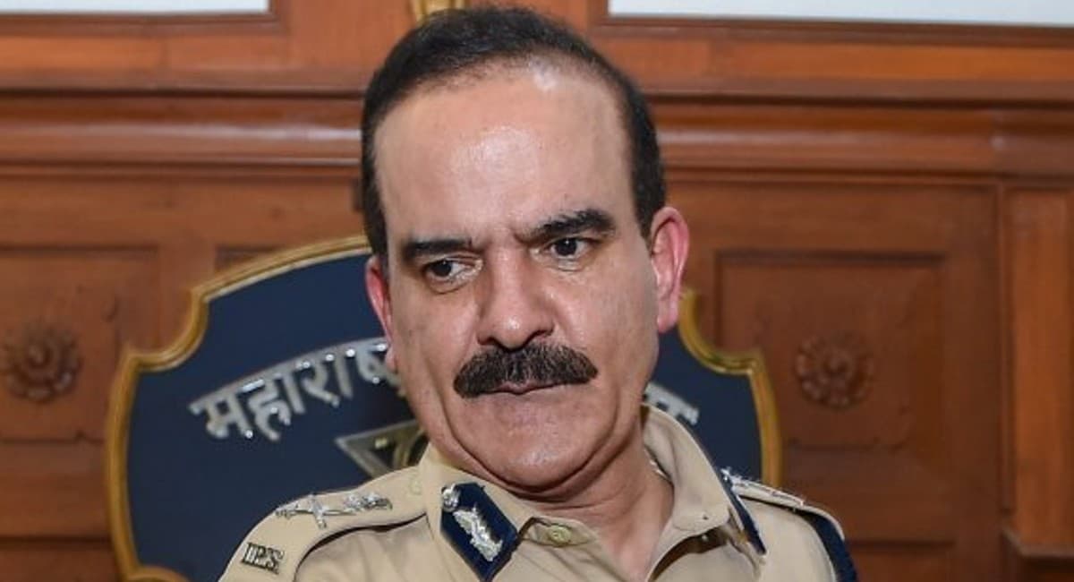 'देश में ही हैं मुंबई के पूर्व पुलिस कमिश्नर परमबीर सिंह', सुप्रीम कोर्ट ने गिरफ्तारी पर लगाई रोक