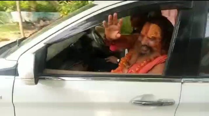 Agra News: माहौल बिगाड़ने आगरा आए पीठाधीश्वर जगद्गुरु को पुलिस लेकर निकली अयोध्या, जानें अब तक क्‍या हुआ?