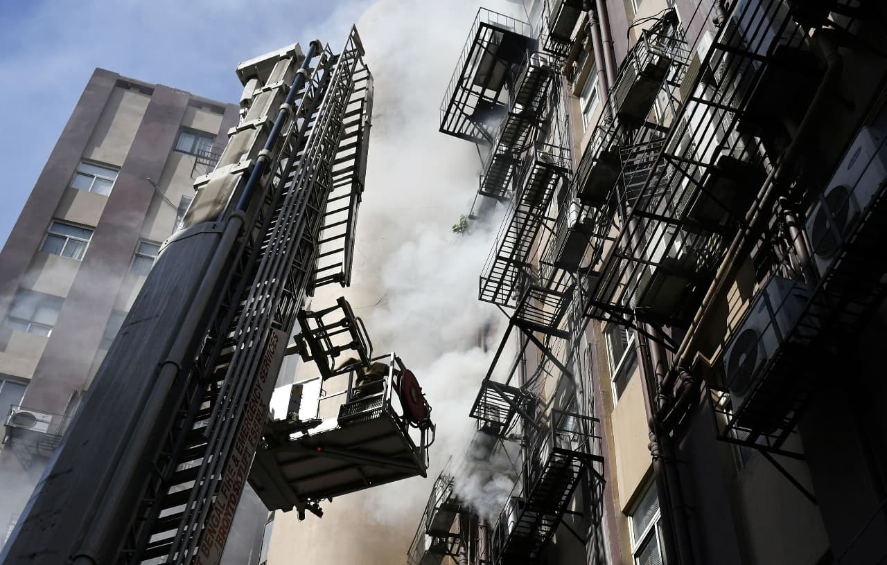 Kolkata Fire: पार्क स्ट्रीट में बहुमंजिली इमारत के साड़ी के शोरूम में लगी आग Kolkata Fire: पार्क स्ट्रीट में बहुमंजिली इमारत के साड़ी के शोरूम में लगी आग