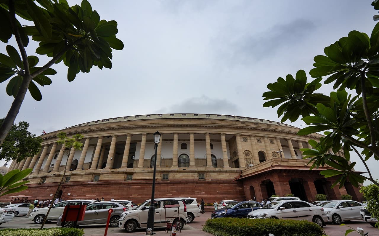 Parliament Monsoon Session: मणिपुर मुद्दे पर बवाल जारी, काले कपड़े पहनकर संसद पहुंचे विपक्षी सांसद