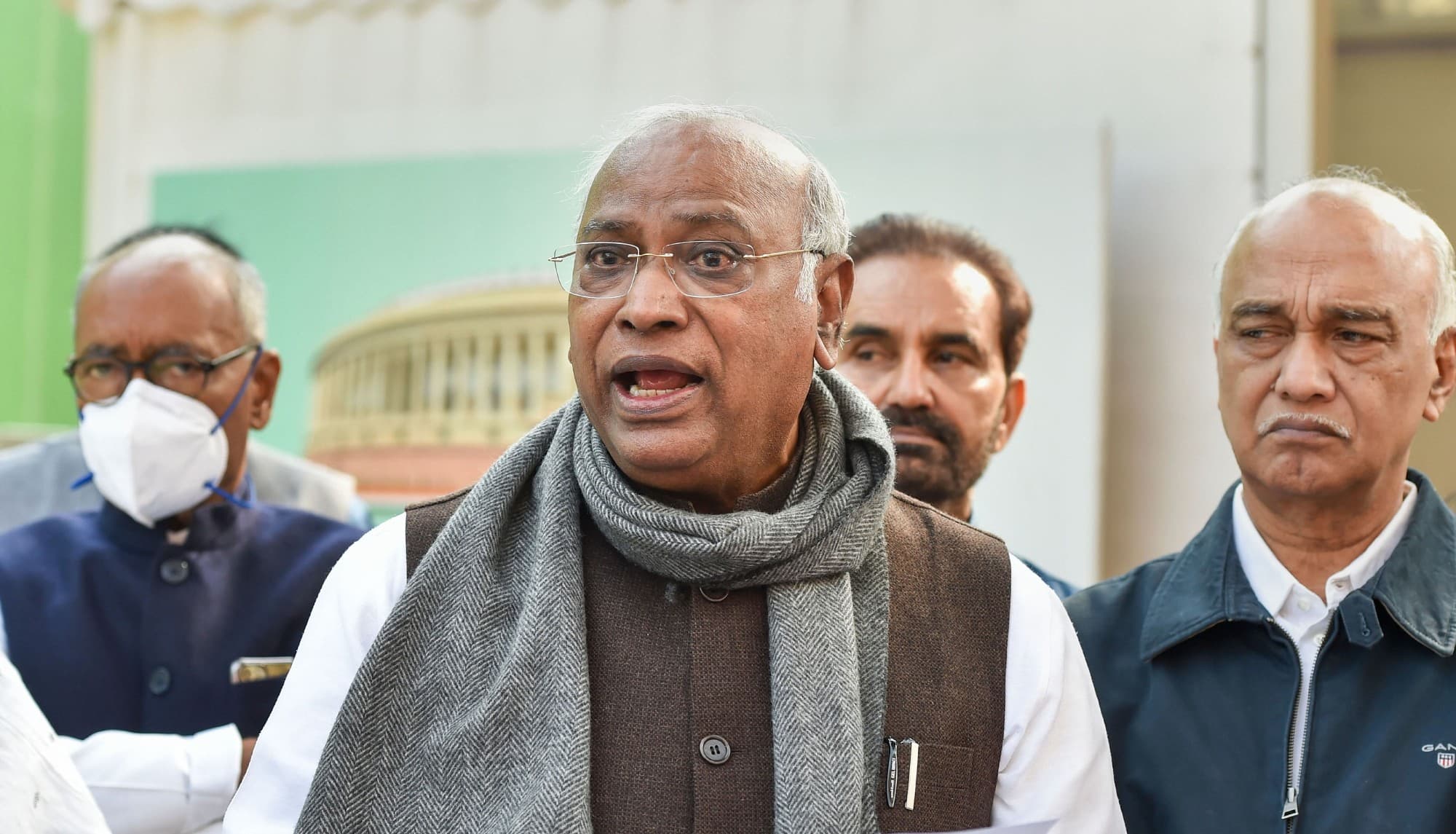 सांसदों के निलंबन पर सदन में जोरदार हंगामा, कांग्रेस ने कहा- माफी का सवाल ही नहीं उठता