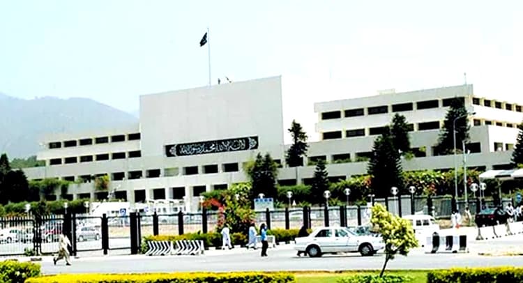 पाकिस्तान में अब दुष्कर्म करने वालों को मिलेगी ऐसी भयानक सजा, संसद ने दी मंजूरी