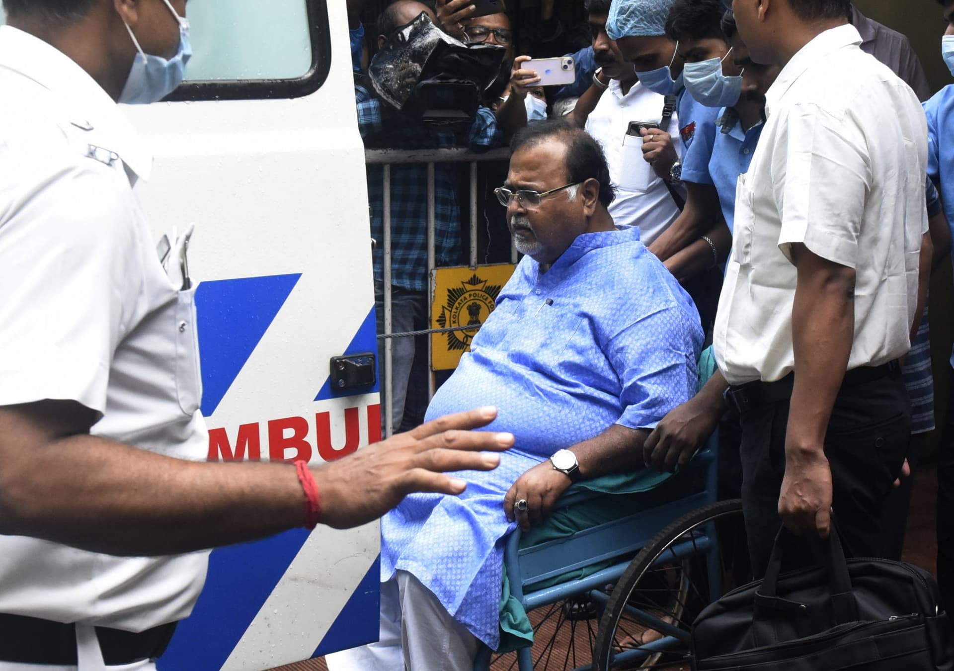 Partha Chatterjee को एयर एंबुलेंस से भुवनेश्वर AIIMS ले जा रही है ईडी, हाईकोर्ट ने दिया था आदेश, VIDEO