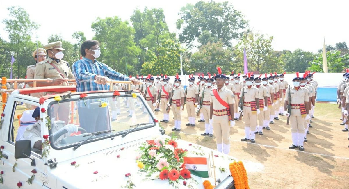 झारखंड पुलिस को मिले 6 ट्रेनी DSP व 482 रेडियो ऑपरेटर, CM हेमंत सोरेन बोले- बदलते समय के साथ बढ़ी है चुनौतियां