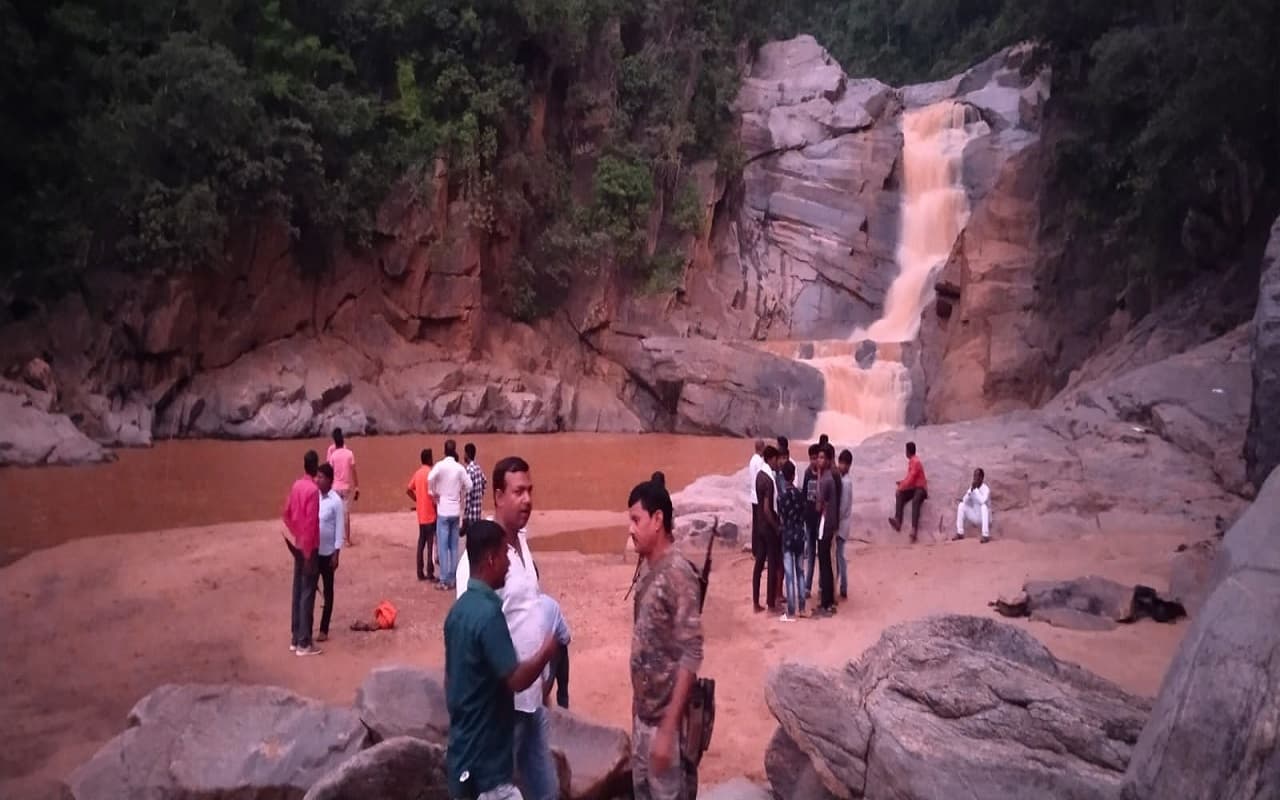 झारखंड के प्रसिद्ध पातम-डाटम जलप्रपात में नहाने के दौरान हादसा, दो युवकों की मौत, बरामद नहीं हो सका शव