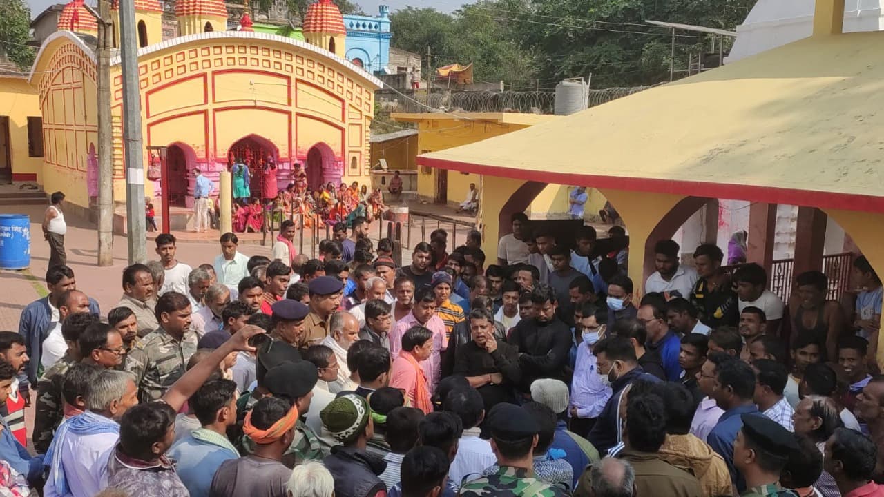 देवघर के पाथरोल काली मंदिर में पूजा को लेकर पुरोहित व राज परिवार के वंशजों के बीच विवाद, घंटों बंद रहा मंदिर