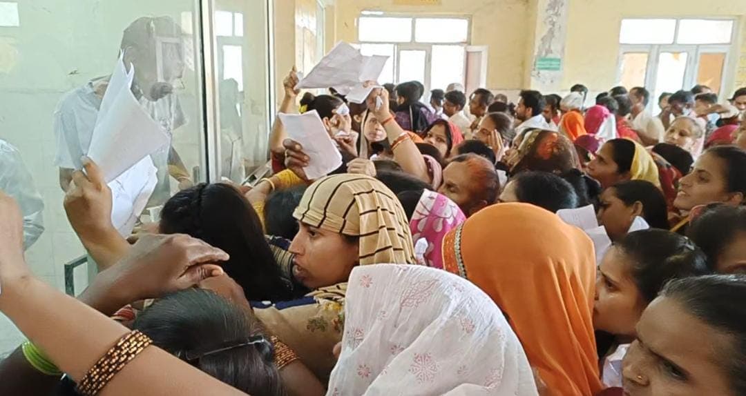 आगराः जिला अस्पताल में फार्मासिस्ट ने 2 घंटे दवाई वितरण किया बंद, मरीजों को गर्मी में झेलनी पड़ी परेशानी