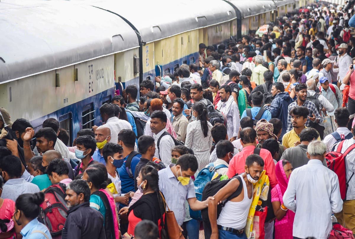 बिहार में होली खत्म होते ही तत्काल टिकट के लिए शुरू हुई मारामारी, रात भर रिजर्वेशन काउंटर पर सो रहे लोग