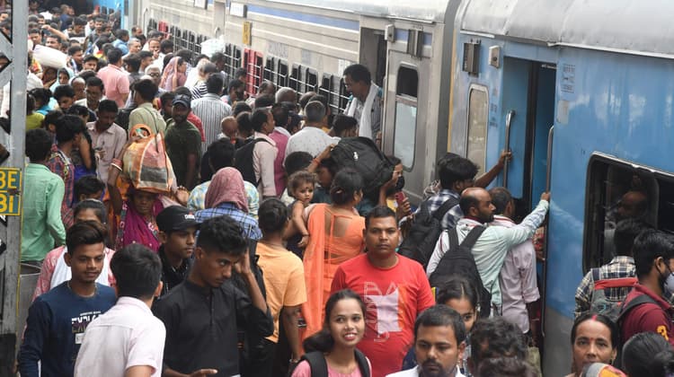 Bihar Teacher Exam: रेलवे ने अभ्यर्थियों के लिए चलाया परीक्षा स्पेशल ट्रेनें, कई को किया नियंत्रित,देखें लिस्ट