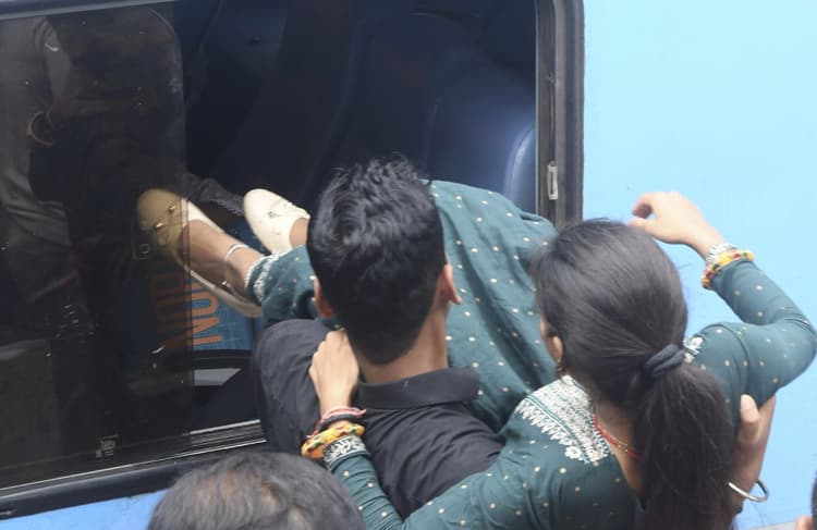 पटना जंक्शन पर ट्रेनों में अभ्यर्थियों का कब्जा, जिनकी सीट वह खिड़की से घुसे, अफरा-तफरी