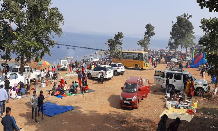 क्रिसमस पर पतरातू डैम में सैलानियों की उमड़ी भीड़, बेहतर पर्यटन स्थल है यह क्षेत्र, देखें pics