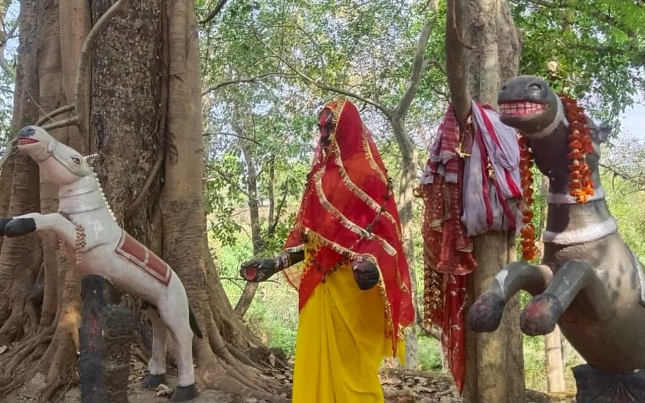West Singhbhum: आस्था का केंद्र है पाउड़ी मंदिर, चैत्र मेले का हो रहा आयोजन, भक्त दिखाएंगे हठभक्ति