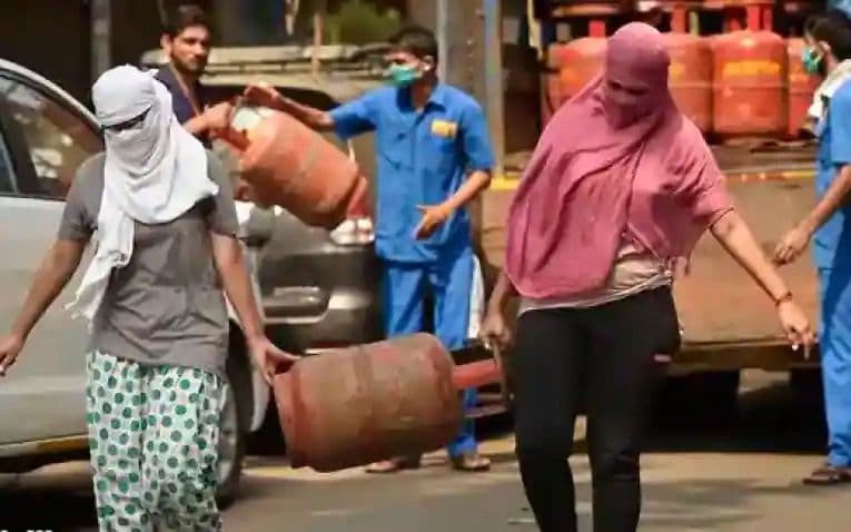 LPG Cylinder Price Hike : महीने के पहले दिन महंगाई का झटका, एलपीजी सिलेंडर हुआ महंगा