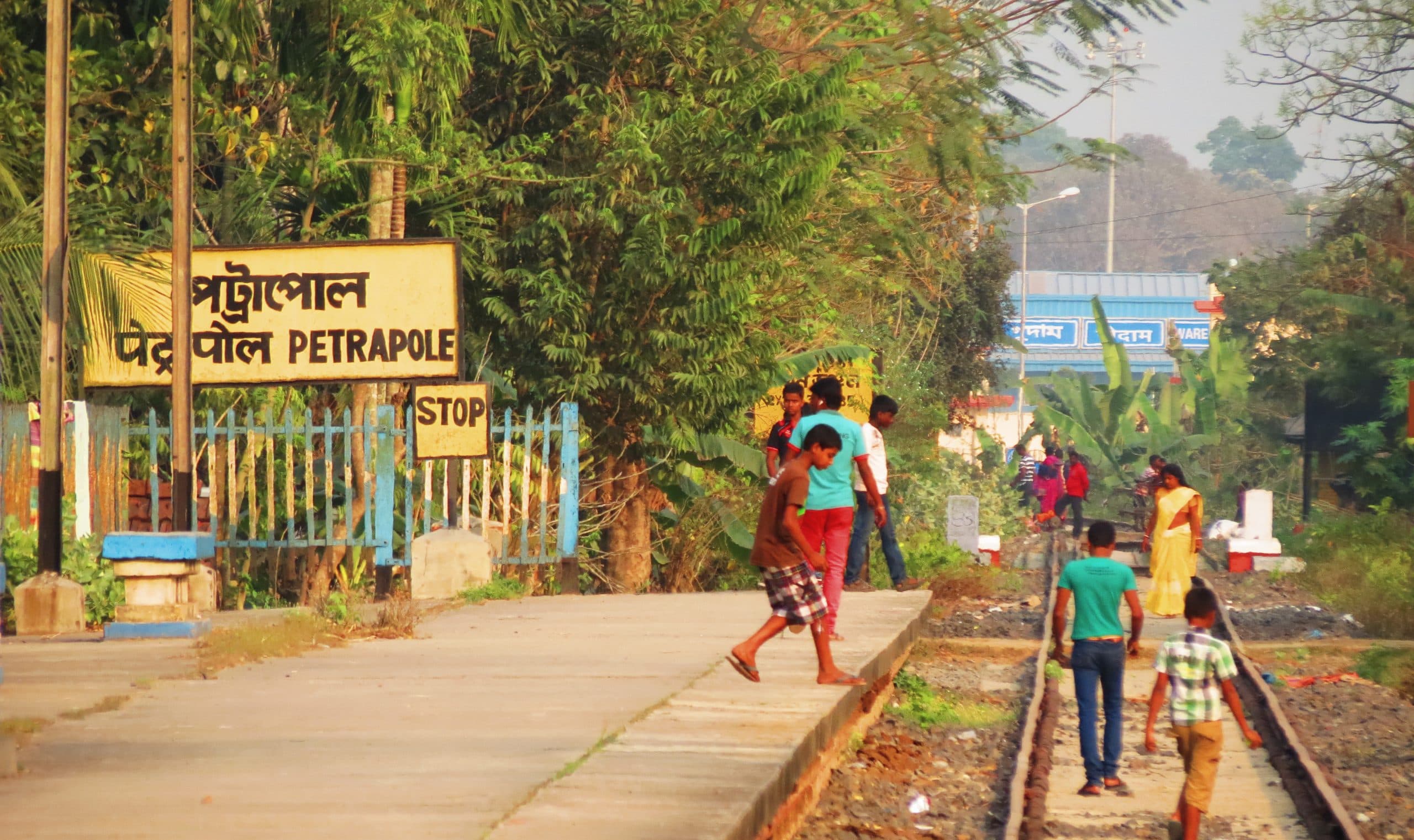 बांग्लादेश सीमा पर गतिरोध, व्यापारियों की जवाबी कार्रवाई से भारतीय व्यापारी परेशान