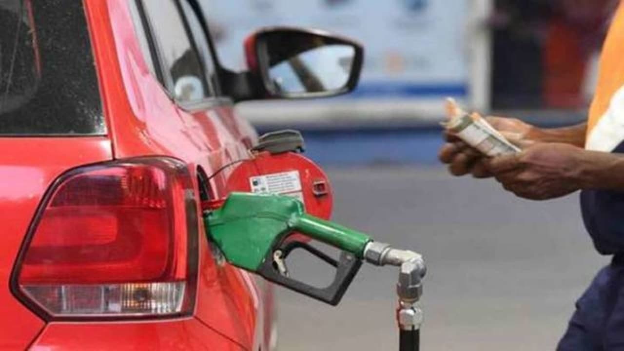 Petrol-Diesel Price : तेल कंपनियों ने जारी किए पेट्रोल-डीजल के भाव, फटाफट जानिए अपने शहर के ताजा दाम
